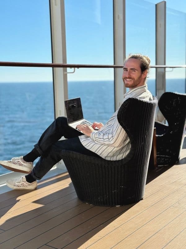 Ricco Gross sitzt vor einem Fenster